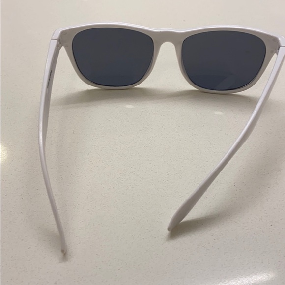 Women's Fashion Sunglasses - Picture 3 of 5